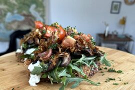 Sandwich med burrata, portobellosvampe friterede porrer, rucola, lynsyltede tomater og balsamicoglace