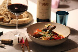 Opskrift på spansk gryderet med svinekæber, chorizo og mandler