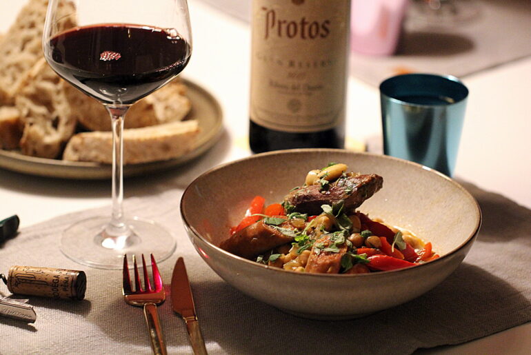 Opskrift på spansk gryderet med svinekæber, chorizo og mandler