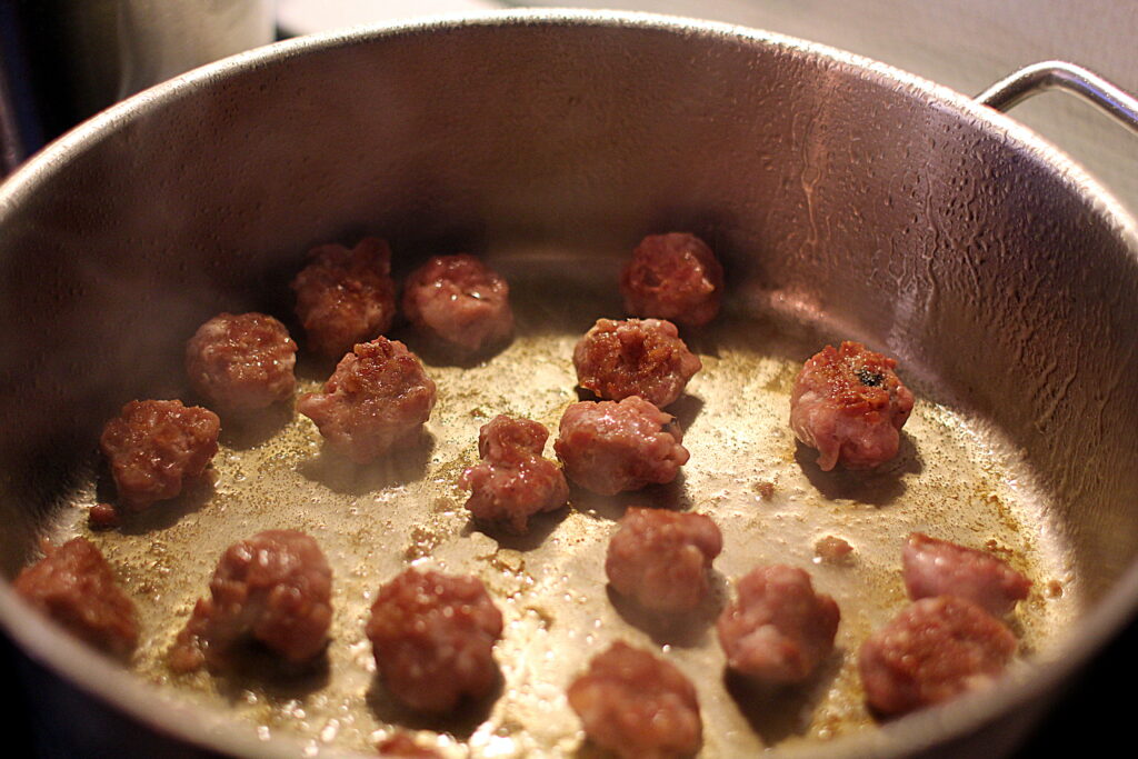 Opskrift på gnocchi stegt i smør med salciccia i tomatsauce med parmesan