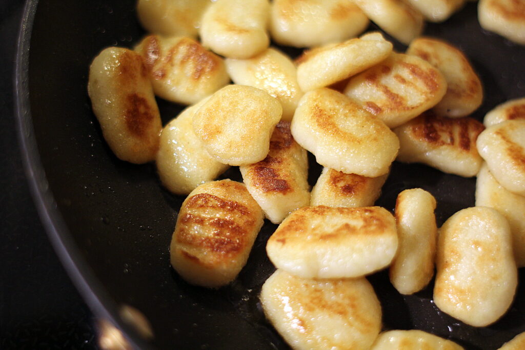 Opskrift på gnocchi stegt i smør med salciccia i tomatsauce med parmesan