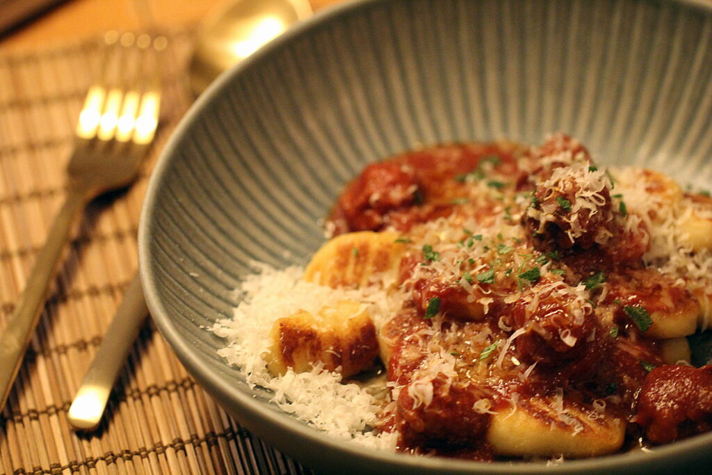 Opskrift på gnocchi stegt i smør med salciccia i tomatsauce med parmesan