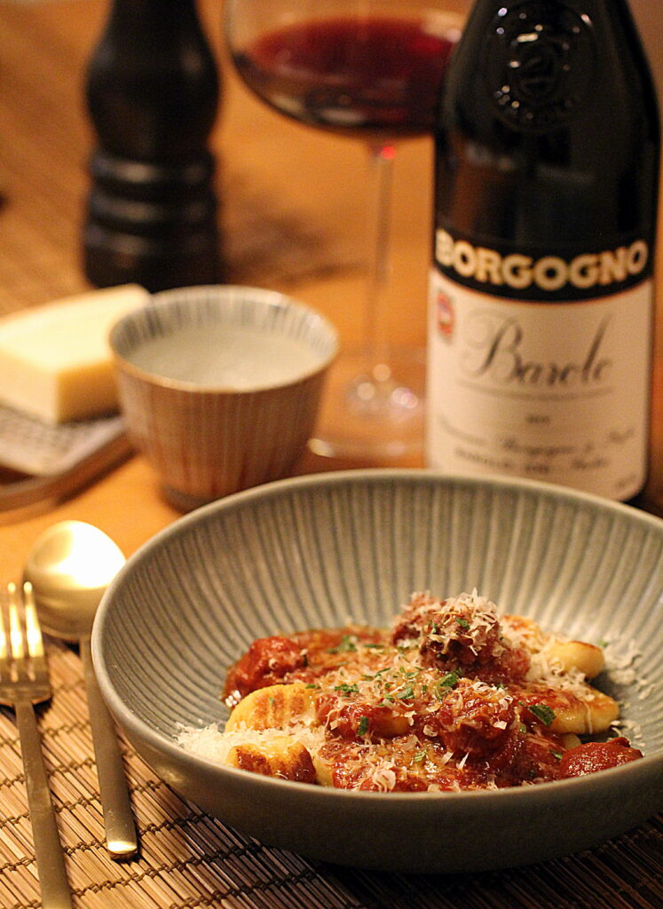 Opskrift på gnocchi stegt i smør med salciccia i tomatsauce med parmesan