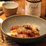 Opskrift på gnocchi stegt i smør med salciccia i tomatsauce med parmesan