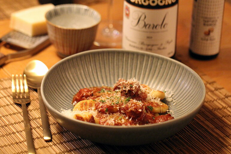 Opskrift på gnocchi stegt i smør med salciccia i tomatsauce med parmesan