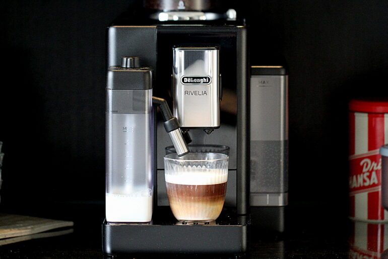 Monopolet tester: Delonghi Rivelia espressomaskine