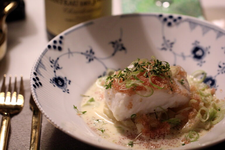 Opskrift på bagt torsk med jordskokker, stenbiderrogn og syrnet fløde