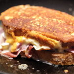 Opskrift på "Creme Brulee Toast med bacon" - det perfekte mix af salt og sødme