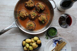 Opskrift på klassisk hakkebøf med bløde løg og hvide kartofler