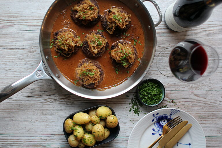 Opskrift på klassisk hakkebøf med bløde løg og hvide kartofler