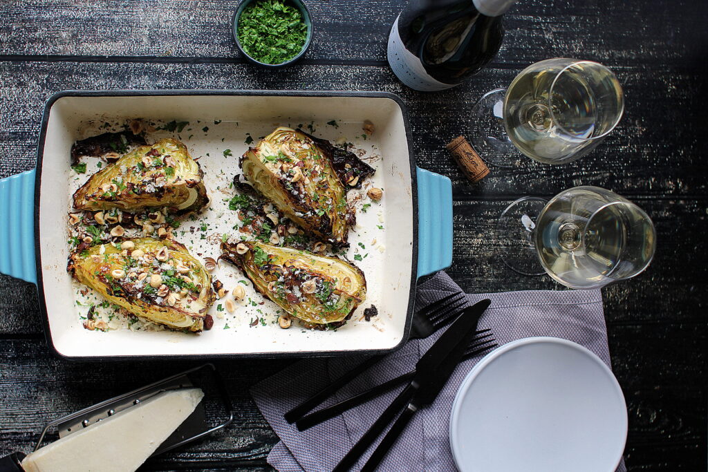 Opskrift på bagt spidskål med hasselnødder og parmesan 