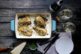 Opskrift på bagt spidskål med hasselnødder og parmesan 