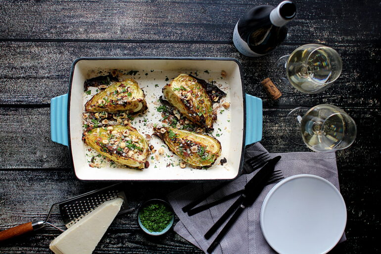 Opskrift på bagt spidskål med hasselnødder og parmesan 