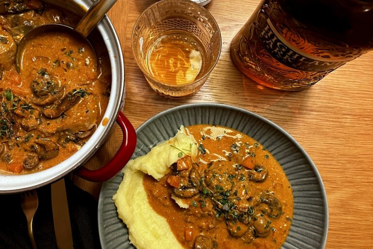 Opskrift på whiskygryde med svampe og mørbrad