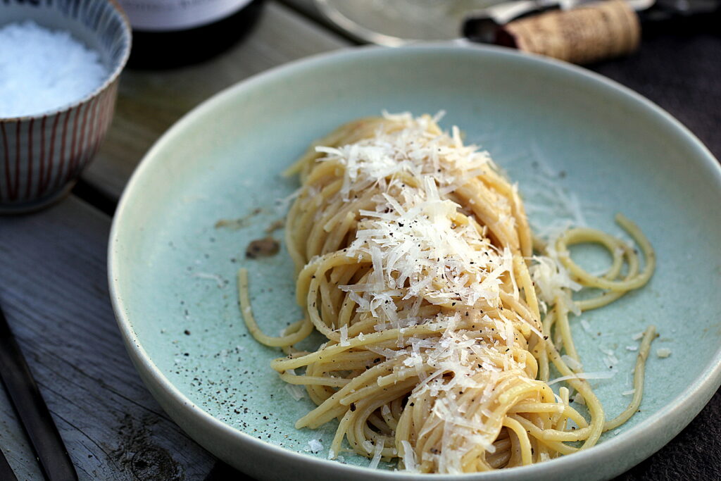 Opskrift på cacio e pepe med sprødstegt parmaskinke