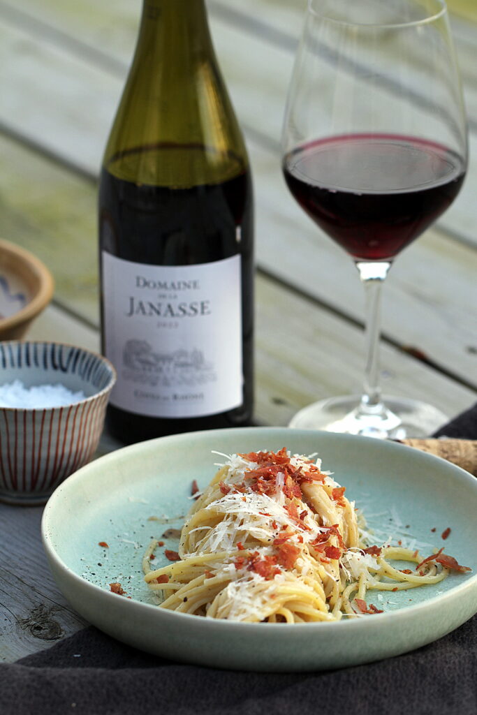 Opskrift på cacio e pepe med sprødstegt parmaskinke