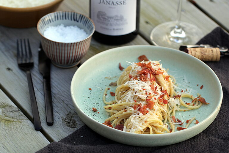 Opskrift på cacio e pepe med sprødstegt parmaskinke