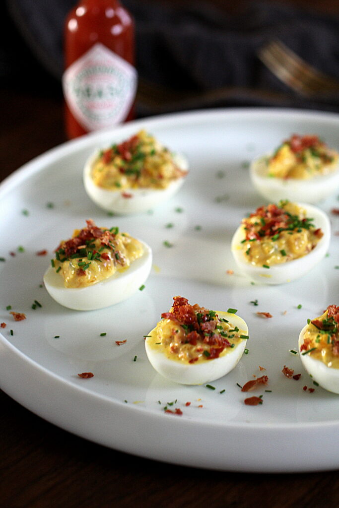 Opskrift på Deviled Eggs med prosciutto di Parma og Tabascosauce