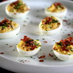 Opskrift på Deviled Eggs med prosciutto di Parma og Tabascosauce