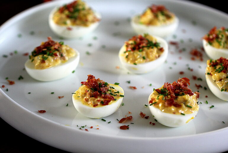 Opskrift på Deviled Eggs med prosciutto di Parma og Tabascosauce
