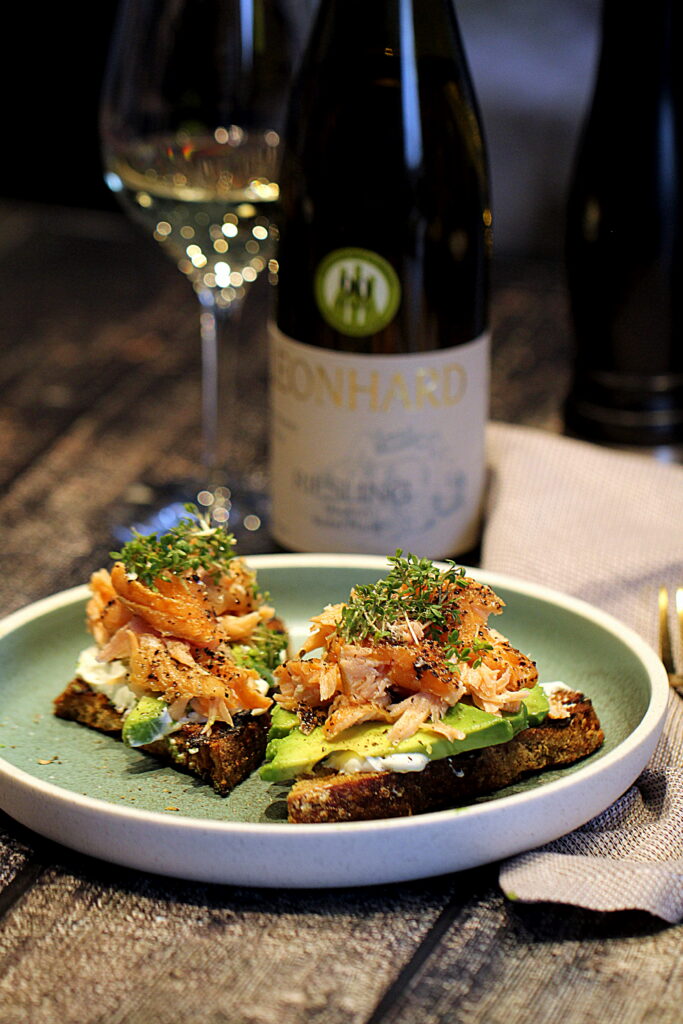 Opskrift på den bedste forårsret der findes: Grillet brød med avocado og varmrøget laks