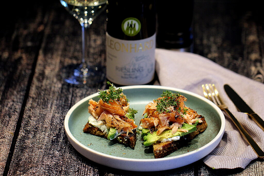 Opskrift på den bedste forårsret der findes: Grillet brød med avocado og varmrøget laks