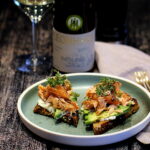Opskrift på den bedste forårsret der findes: Grillet brød med avocado og varmrøget laks