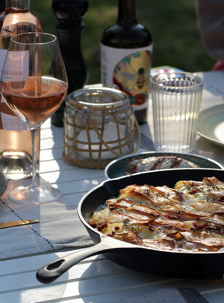 Grilltema: Koteletter med flødekartofler med camembert og bacon - perfekt til grillfesten