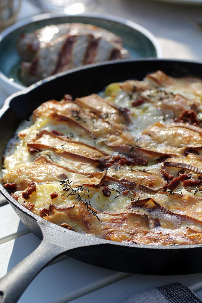 Grilltema: Koteletter med flødekartofler med camembert og bacon - perfekt til grillfesten