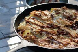 Grilltema: Koteletter med flødekartofler med camembert og bacon - perfekt til grillfesten