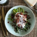 Sommermad: Opskrift på asparges, burrata, brødcroutoner med sprødstegt prosciutto di Parma