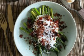 Sommermad: Opskrift på asparges, burrata, brødcroutoner med sprødstegt prosciutto di Parma