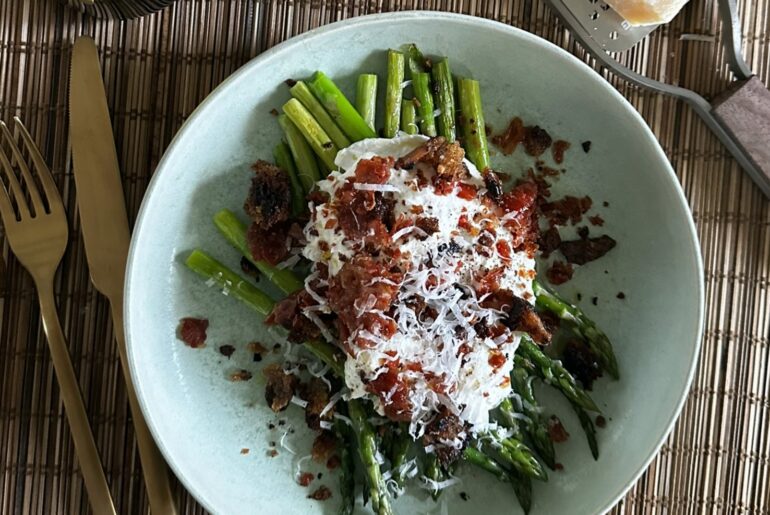 Sommermad: Opskrift på asparges, burrata, brødcroutoner med sprødstegt prosciutto di Parma