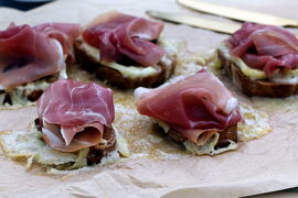 Sommermad: Brie på ristet brød med kirsebærchutney og parmaskinke