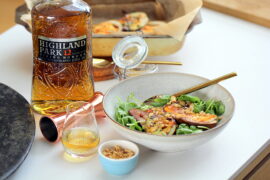 Opskrift på bagte pærer med whisky, blåskimmelost, solbær og valnødder