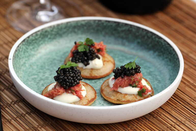 Opskrift på blinis med tatar, creme fraiche og ægte caviar