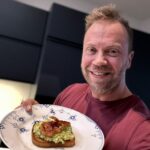 Opskrift på verdens nemmeste og lækreste toast med avocado, æg, løg og sprødstegt parmaskinke