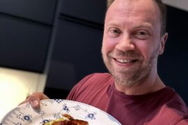 Opskrift på verdens nemmeste og lækreste toast med avocado, æg, løg og sprødstegt parmaskinke