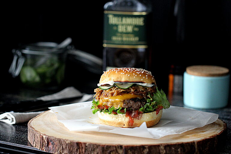 Opskrift på whisky-burger med karamelliserede løg, irsk cheddarost og mayonnaise