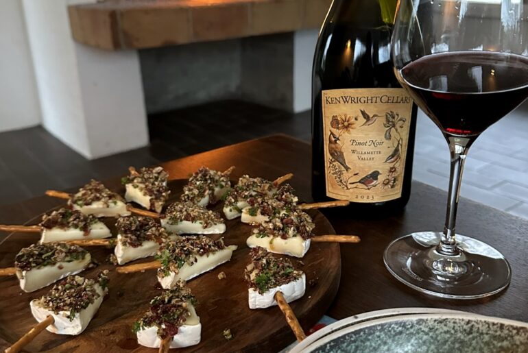 Opskrift på "brie-juletræer" med knas, honning og balsamico - perfekt til jul og fest