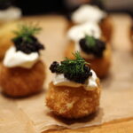 Friturestegte kartoffelkugler med creme fraiche, dild og caviar