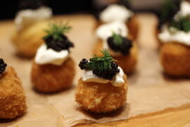 Friturestegte kartoffelkugler med creme fraiche, dild og caviar