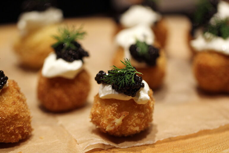 Friturestegte kartoffelkugler med creme fraiche, dild og caviar