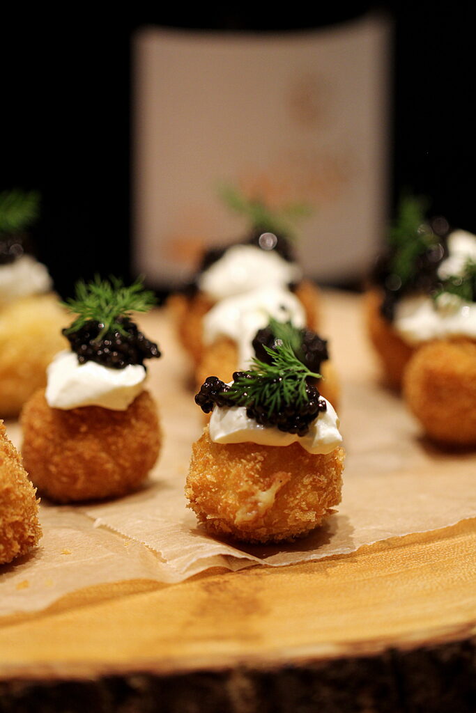Friturestegte kartoffelkugler med creme fraiche, dild og caviar