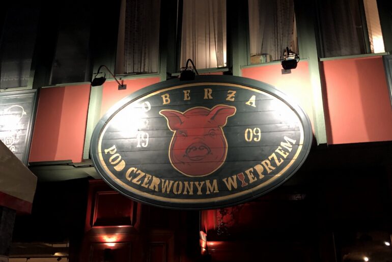 Monopolet smager på: The Red Hog / Oberża pod Czerwonym Wieprzem