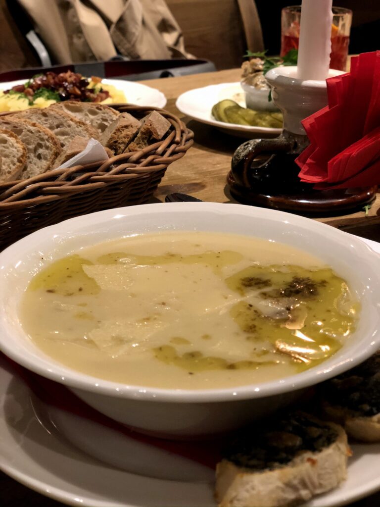 Monopolet smager på: The Red Hog / Oberża pod Czerwonym Wieprzem