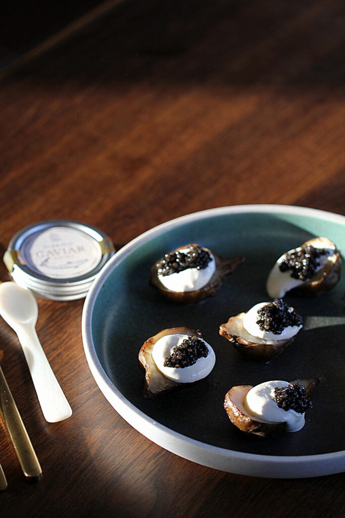 Opskrift på bagte jordskokker med creme fraiche og caviar