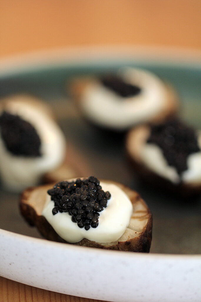 Opskrift på bagte jordskokker med creme fraiche og caviar