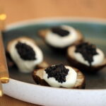 Opskrift på bagte jordskokker med creme fraiche og caviar