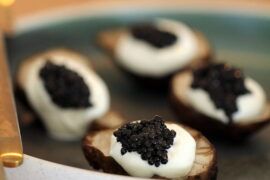 Opskrift på bagte jordskokker med creme fraiche og caviar